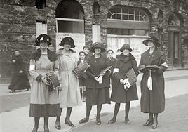 Postulantes de la 'Fiesta de la Flor', con distintos tamaños de sombreros.