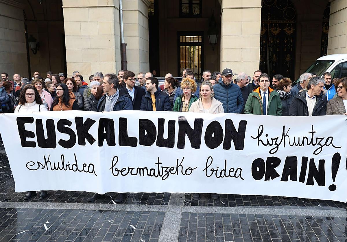 Manifestación por la sentencia contraria a una convocatoria de empleo de la Diputación de Gipuzkoa.