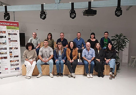 La concejal de política lingüística municipal Leire Mazizior junto a varios agentes que participan en el variado programa