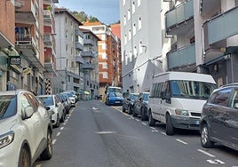 La calle Azkuene de Trintxerpe, con las plazas para residentes visibles ya en el lado perteneciente a Pasaia.