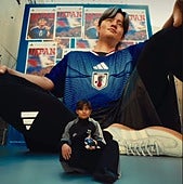 Kubo, con su réplica en grande y en miniatura