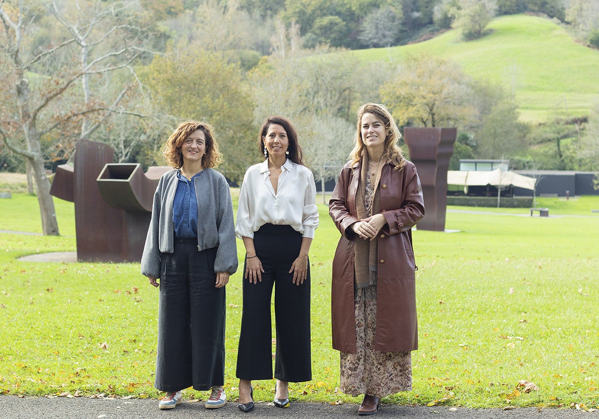 Nausica Sánchez, responsable de Educación e Investigación en Chillida Leku; Azahara Domínguez, diputada de Movilidad, Turismo y Ordenación del Territorio; y Mireia Massagué, directora de Chillida Leku
