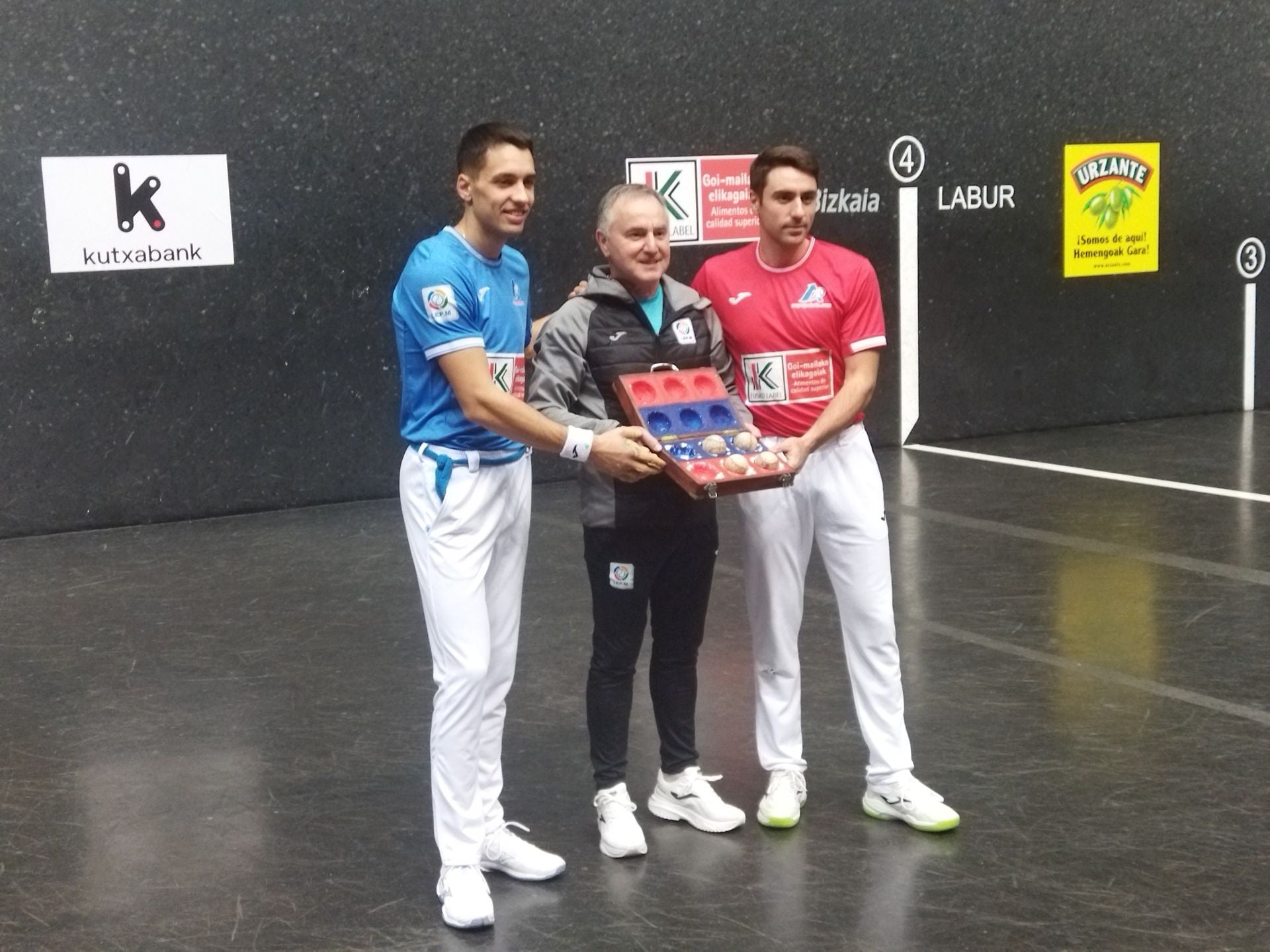 Javier Zabala, el seleccionador de material Martin Alustiza y Peio Etxeberria.