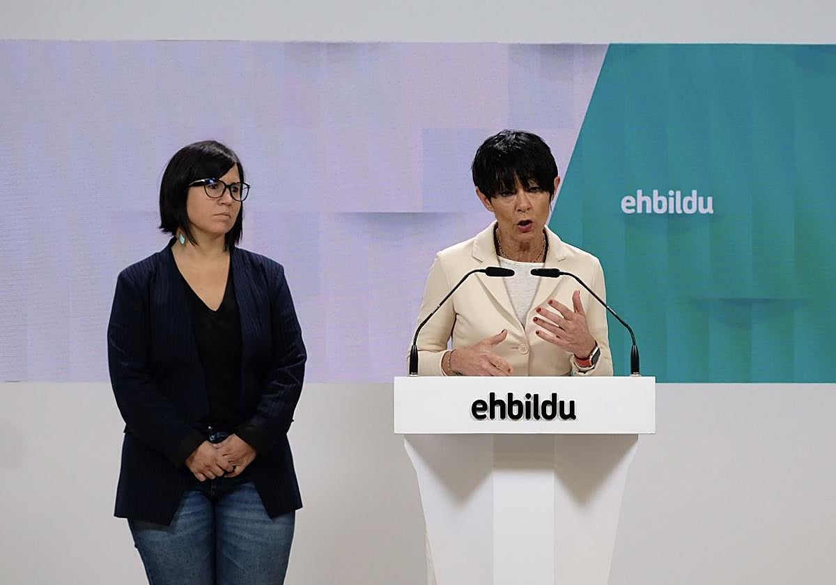 La portavoz de EH Bildu en Gipuzkoa, Maddalen Iriarte, acompañada por la responsable de política institucional, Zelai Amenabarro, en la rueda de prensa de este miércoles en Donostia.