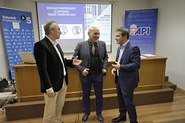 El analista de datos, Luis Fabra, el presidente del Coapi, José Luis Polo, y Sergio Aparicio, del Banco Sabadell, en la presentación del informe este miércoles.