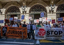 Protesta de afectados por el IRPH frente a la sede de Kutxabank en el centro de Donostia