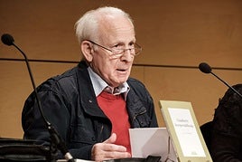 Joxe Azurmendi, artxiboko irudi batetan. Idazle eta filosofo zegamarra uztailean zendu zen.