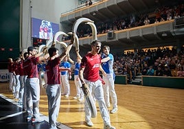 Los remontistas de Oriamendi hacen un arco a Urriza el día de su despedida en Galarreta.