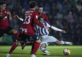 Zakharyan dispara a puerta en la jugada de su gol al Negreira.