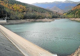 El embalse de Barrendiola, en Legazpi, está a un 51,5% de su capacidad y el año pasado en estas fechas estaba prácticamente lleno, al 98%.