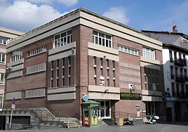 Vista del edificio de la plaza del mercado, que será demolido para construir el nuevo ambulatorio.
