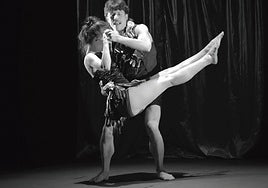 Amalia Elortza y Joan Ferré en el espectáculo 'Hau da dena'.