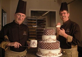 El recordado José Mari Gorrotxategi, con su hijo Rafa, durante una de las presentaciones de sus productos.