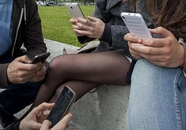 Los dispositivos móviles ayudan a propagar los discursos de odio y la desinformación entre los jóvenes.