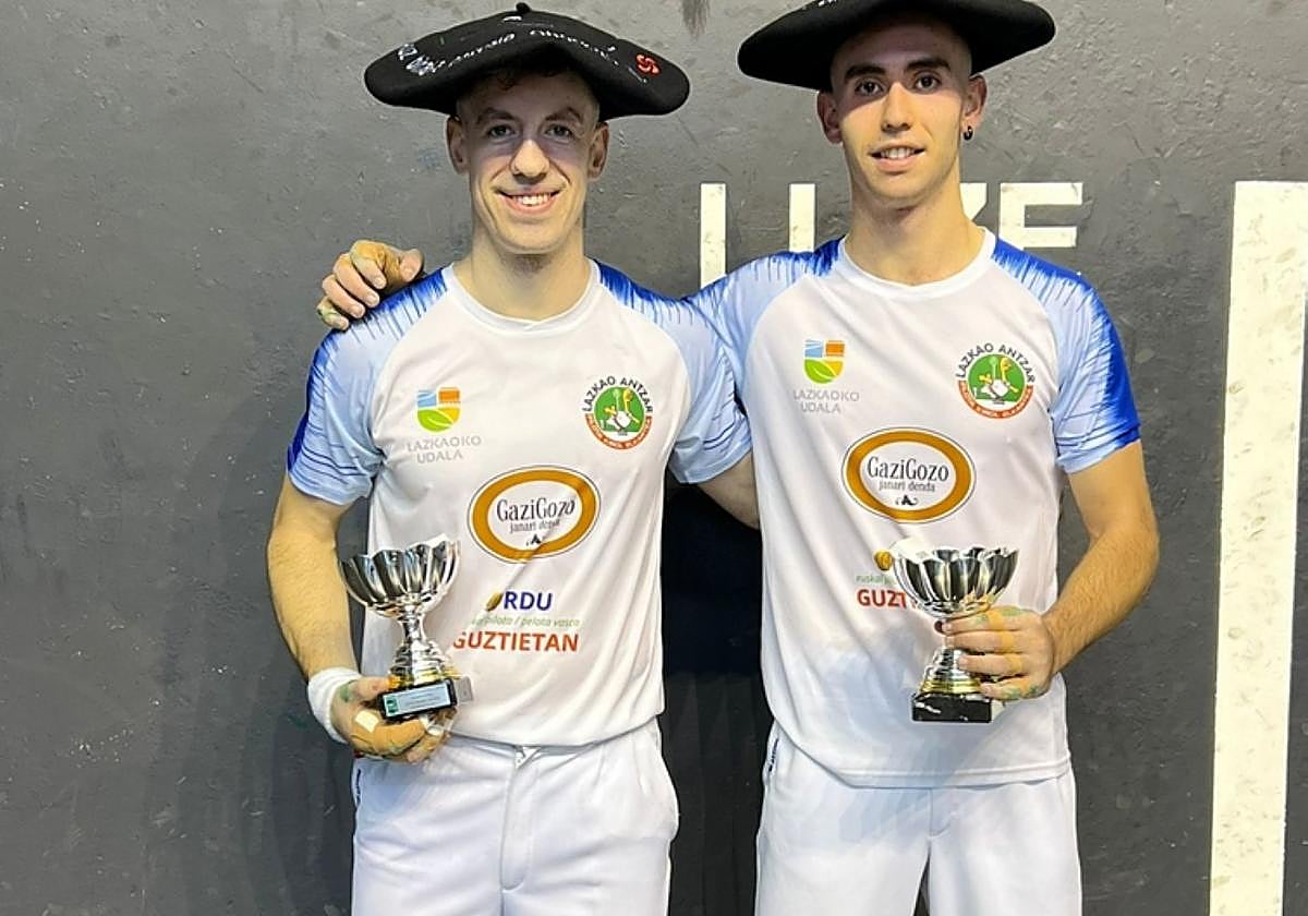 Garmendia (izq.) y Zubizarreta (der.) conla txapela de campeones.