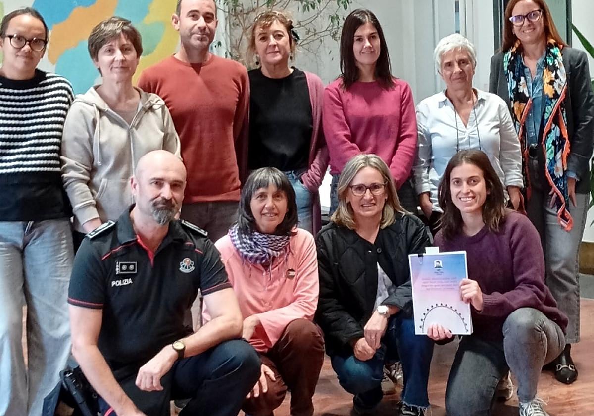 Indarkeria matxistari aurka egiteko Protokoloa sinatu zuten erakundeetako ordezkariak.