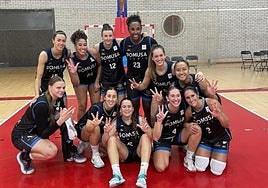 Domusa Teknik taldea garaipena ospatzen.