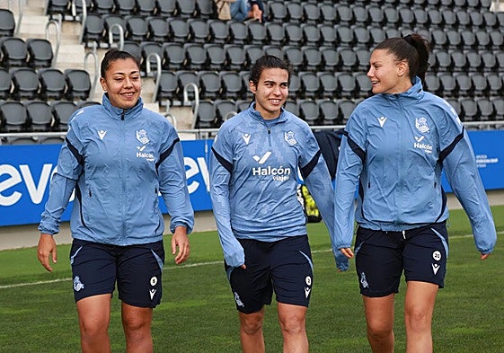 Paula Fernández, Claudia Florentino y María Molina caminan por el Z7 antes de comenzar el entrenamiento