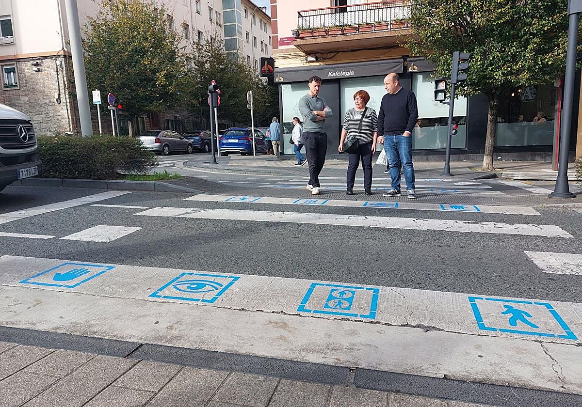 Los delegados Sergio Javier y Gorka Álvarez junto a Mari Llucia, de Aurreratu Elkartea