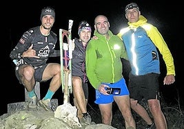 Iban, con sudadera verde, tras completar una de las ascensiones nocturnas junto a tres acompañantes, en la cima de Karakate.