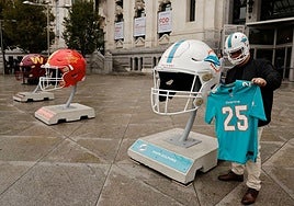 Varios cascos gigantes de fútbol americano NFL instalados frente al Palacio de Cibeles por el partido de los Miami Dolphins y Washington Commanders en el Bernabéu.