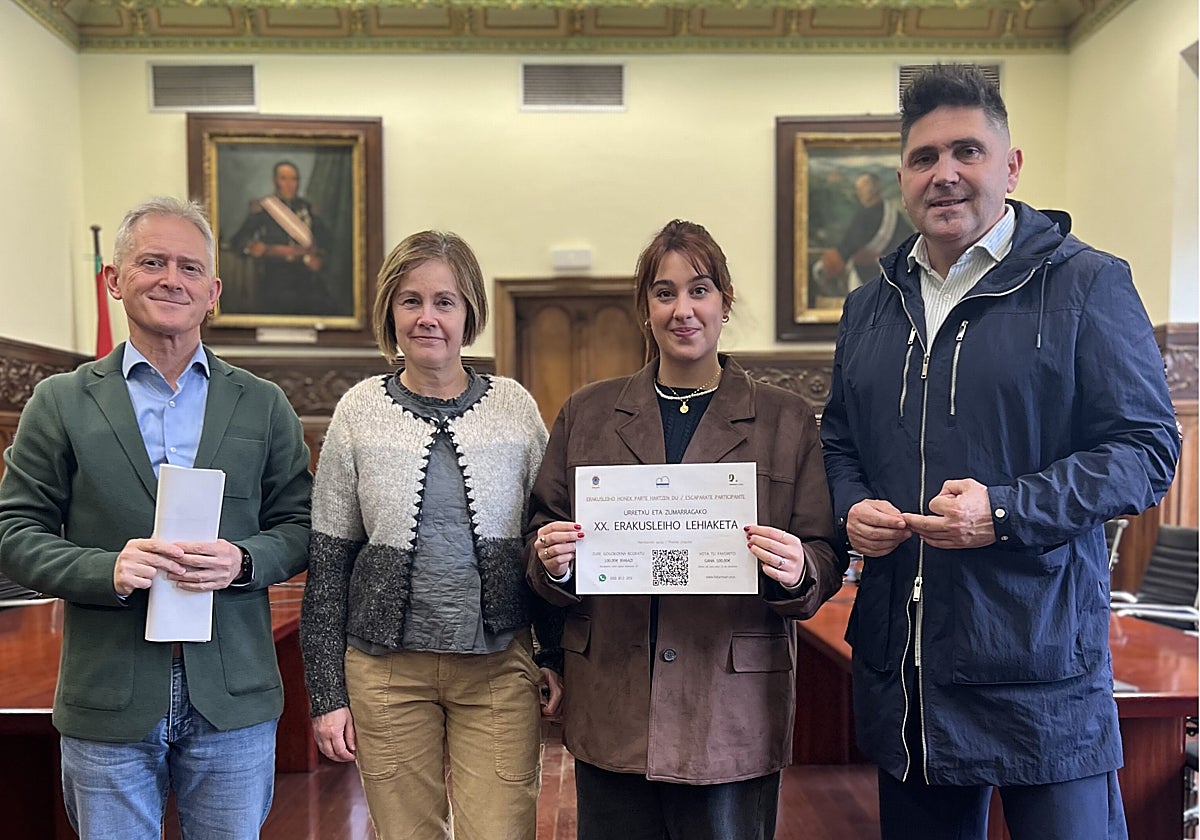 Los alcaldes Jon Luqui y Mikel Serrano junto a componentes de Bi-Tartean en la presentación realizada este jueves, en Urretxu.
