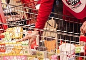Un multimillonario dona 730.000 latas de conserva en la recogida de alimentos: «Quería ayudar de manera diferente»
