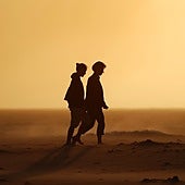 Lo que nos enseña la psicología de las personas que caminan mirando al suelo, desde inseguridad a muestra de respeto