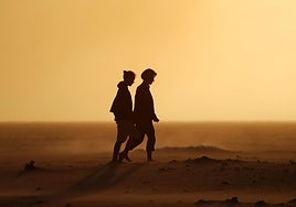 Lo que nos enseña la psicología de las personas que caminan mirando al suelo, desde inseguridad a muestra de respeto