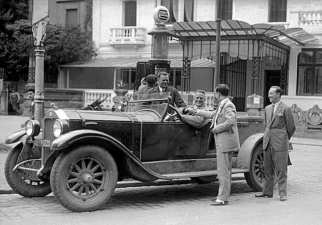 1928. Repostando en la plazoleta del Londres.