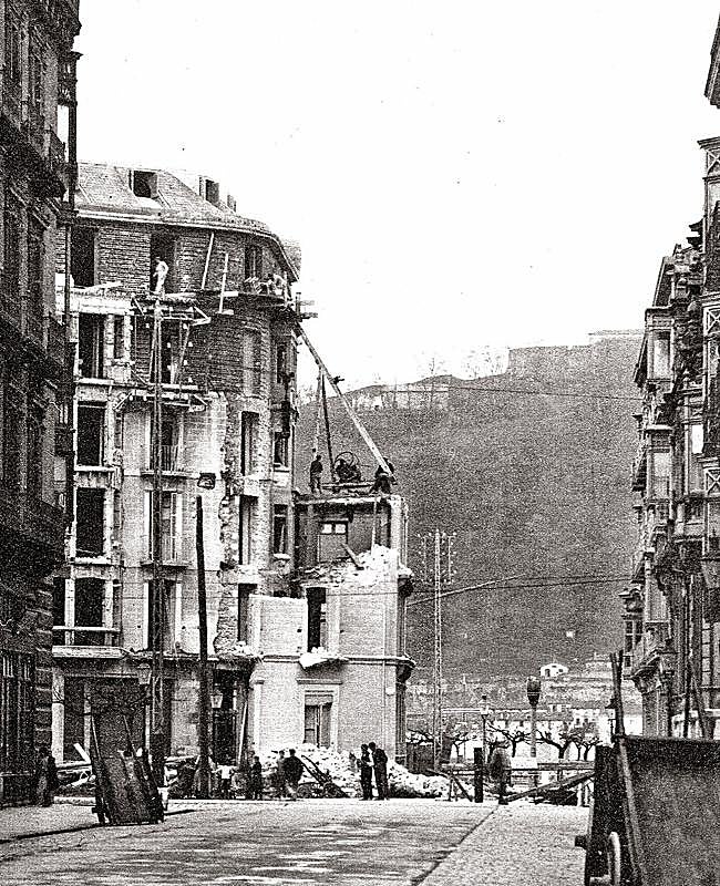 1925. Momento del derribo de la esquina del viejo hotel para ensanchar la curva de la Avenida con la calle Easo.
