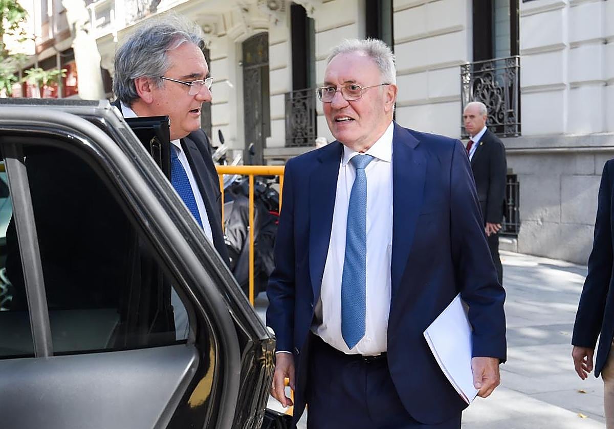 El abogado Jesús Urraza con José Antonio Jainaga este miércoles al salir de la Audiencia Nacional