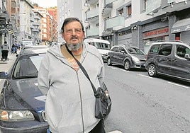 Juan Carlos Arda en la calle Azkuene de Trintxerpe, con las plazas para residentes visibles ya en el lado perteneciente a Pasaia.