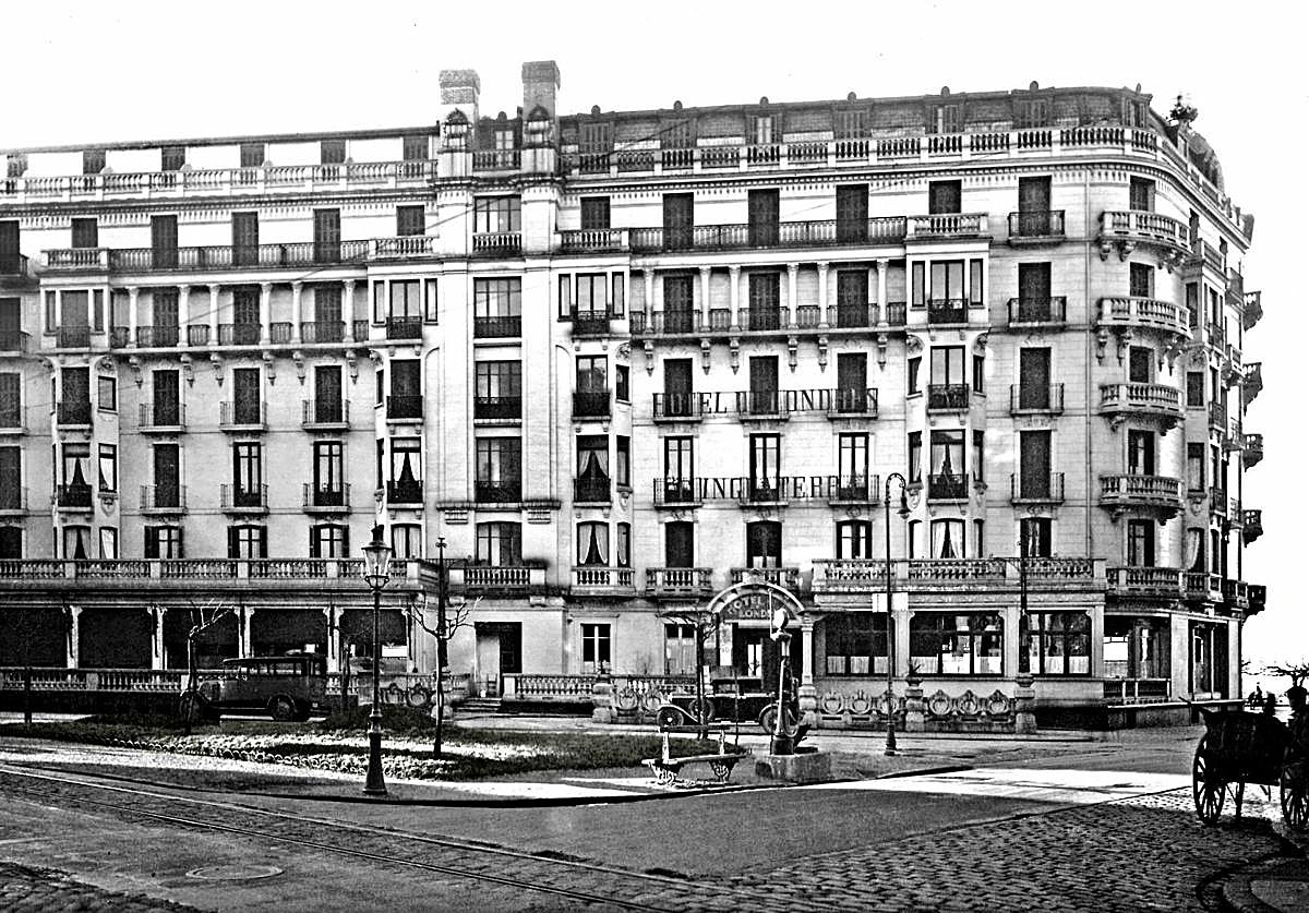La plazoleta del Londres con jardines y gasolinera en 1930.