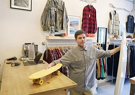 Ezequiel en Tripper. Con una de sus tablas de surf. Con un patín de los 60. Con ropa restaurada.