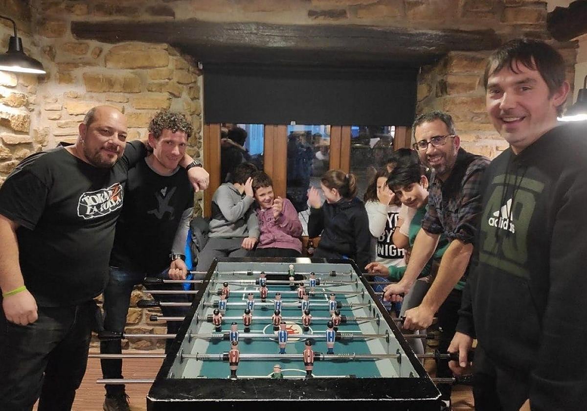 El futbolín de Ozkarbi Elkartea además de competición propicia buenos ratos entre amigos.