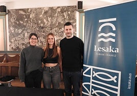 Miren Etxepeteleku y Ane Ordoki  con el alcalde de Lesaka, Ladis Satrustegi.