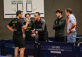 Endika Díez atiende a Elbeialy ante la mirada de Palacios, Gerrikabeitia y el entrenador Martínez.