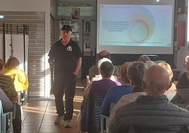 Toño González de Chavarri durante su charla ofrecida a los jubilados en el Hogar Udaberri.