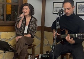 El dúo donostiarra Szamana actuó el pasado viernes en Itxas-Lur taberna