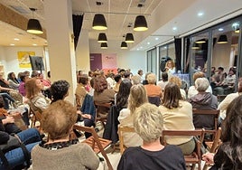 Gran expectación en la charla ofrecida por Cristina Fallarás