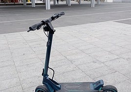 Patinete estacionado en la zona peatonal de la plaza Biteri.