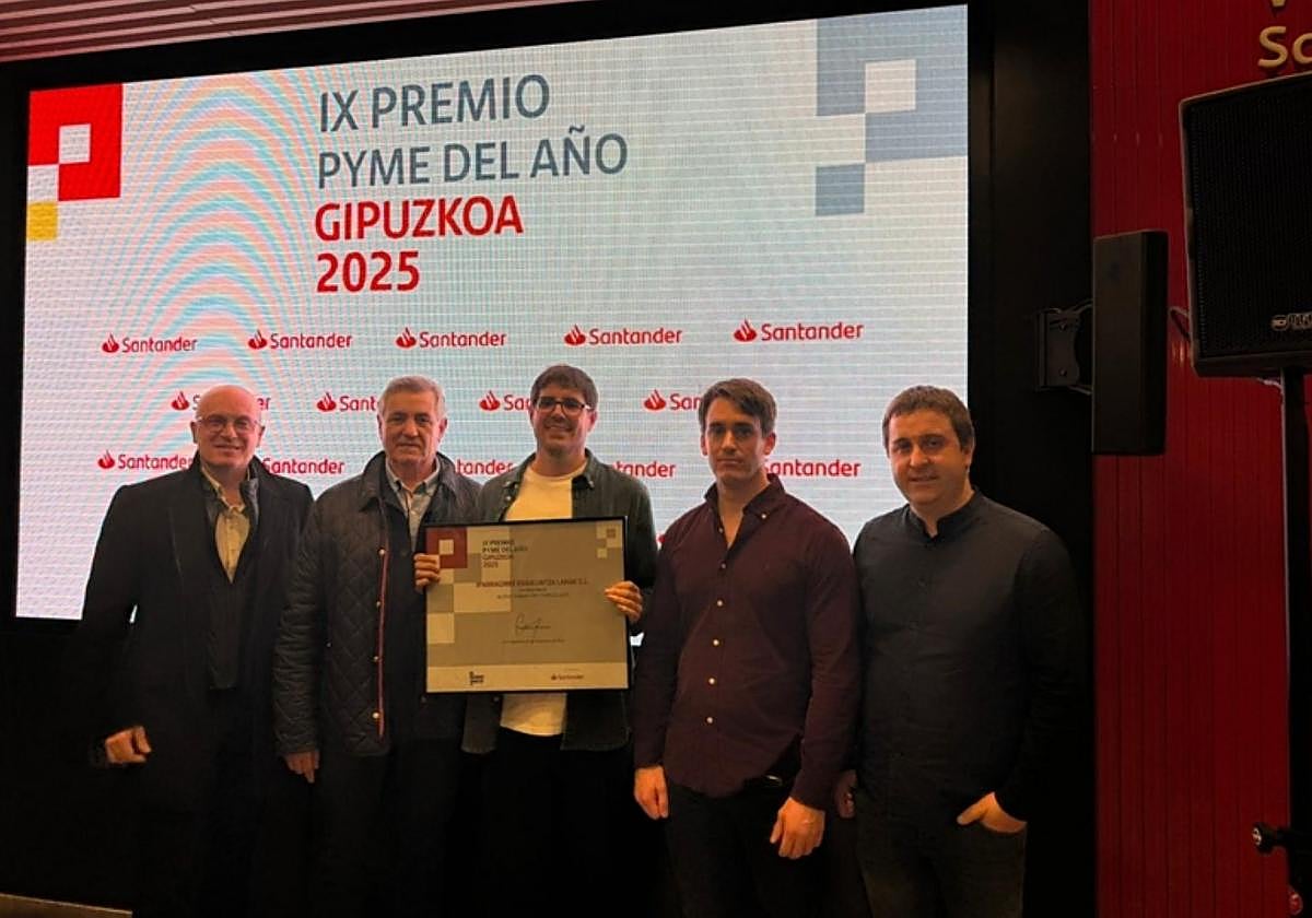 Imagen de los representantes de Iparragirre recogiendo el premio.