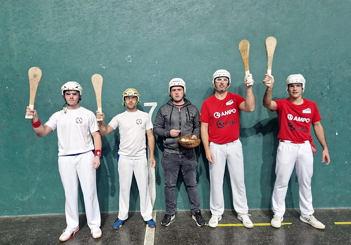 Andonegi eta Elorza, gorriz, Euskal Jolaseko bikoaren aurkako partidaren aurretik.