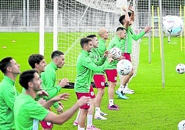 Los jugadores de la Euskal Selekzioa realizan ejercicios de calentamiento.