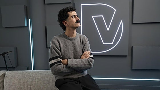 Tom Lizarazu en el plató de El Diario Vasco donde se celebró la entrevista.