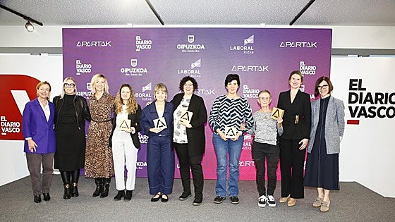 Premios Apartak. Las cinco premiadas posan con Eider Mendoza, Nerea Isasi y las representantes de LABORAL Kautxa en DV Gunea.