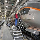 Un empleado de CAF supervisa un tren en la fábrica de la empresa en Beasain.