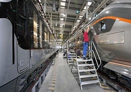 Un empleado de CAF supervisa un tren en la fábrica de la empresa en Beasain.