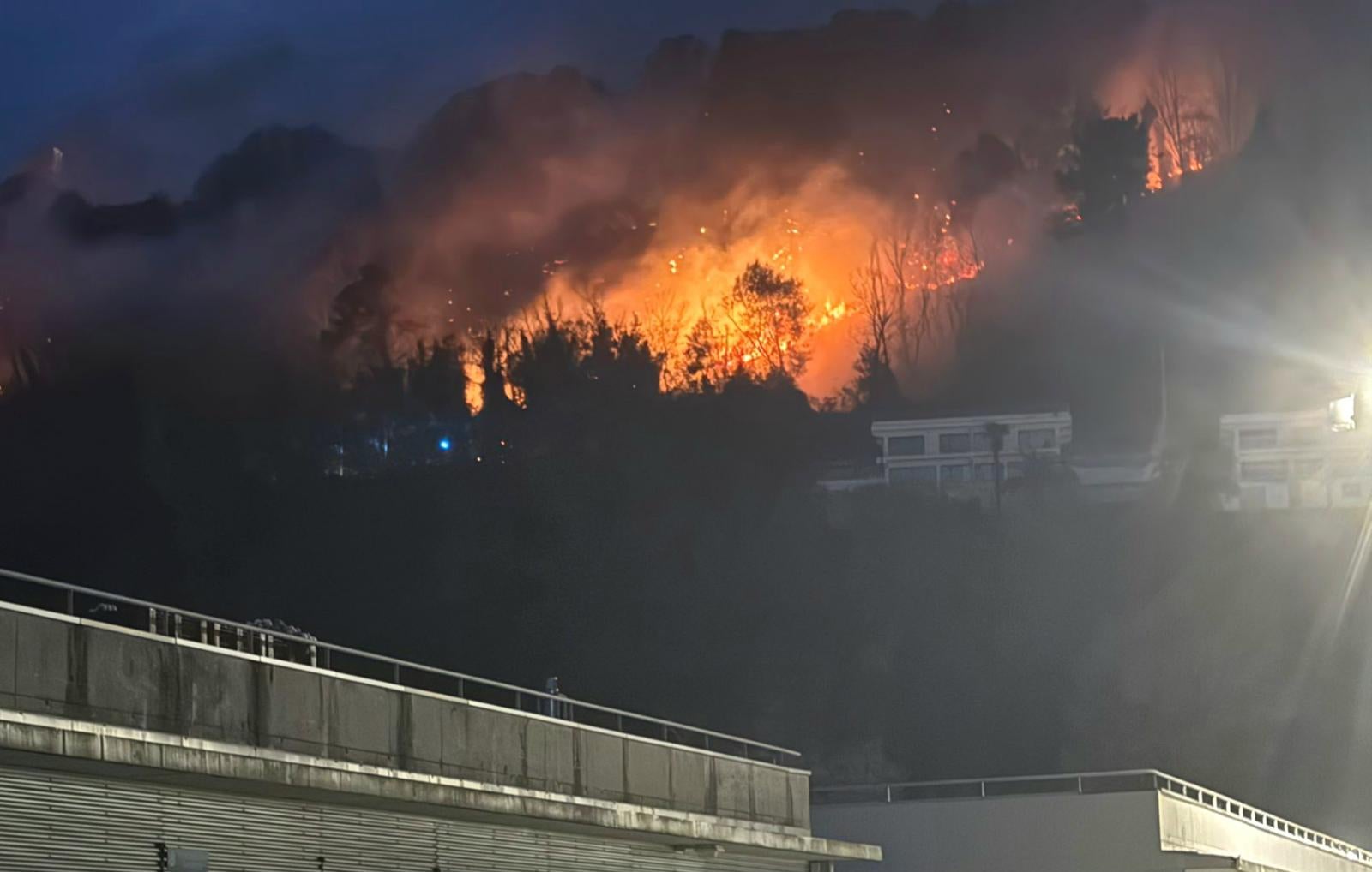 Incendio en el faro de Higuer